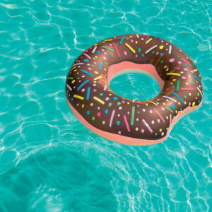 bouee donut diametre 107cm dans la piscine