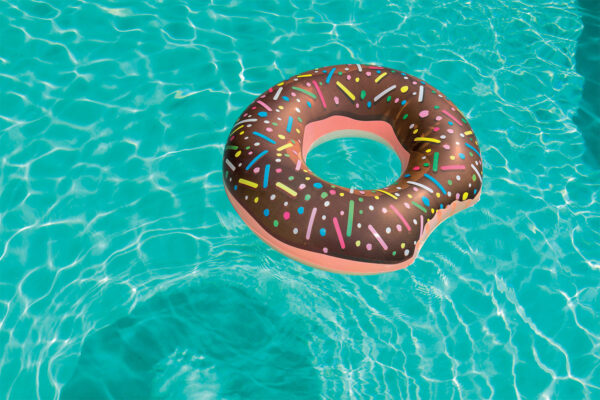 bouee donut diametre 107cm dans la piscine