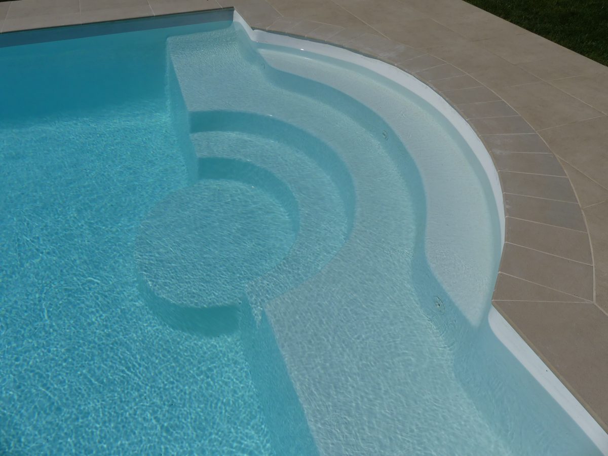 escalier piscine coque porquerolle et pomaregue Label Piscines