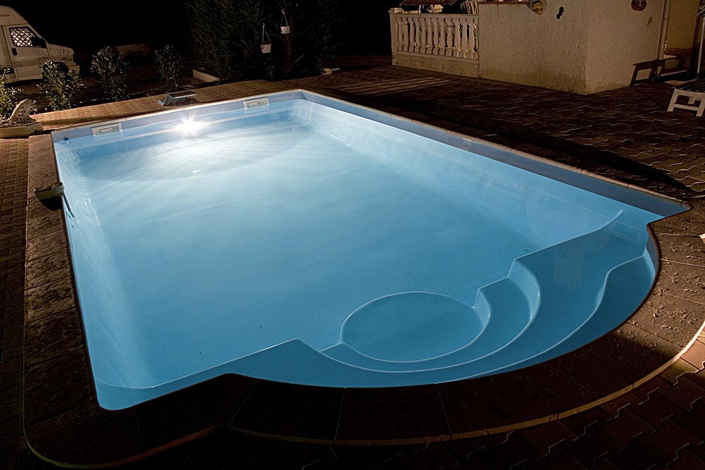 piscine coque pomaregue blanc eclairee Label Piscines piscine coque pomaregue blanc eclairee Label Piscines