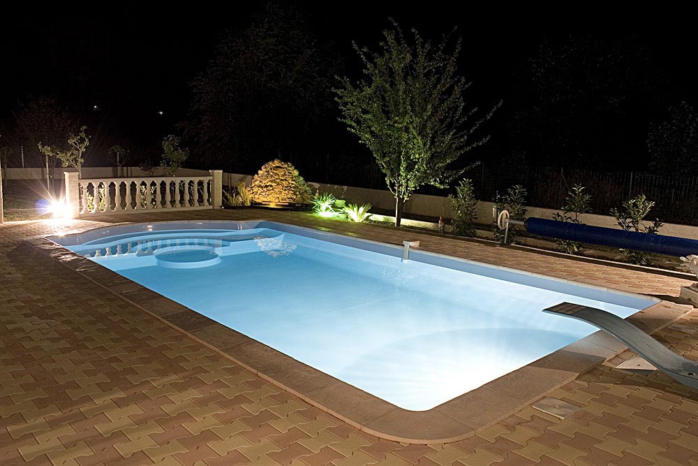 piscine coque pomaregue blanc eclairee 2 Label Piscines piscine coque pomaregue blanc eclairee 2 Label Piscines