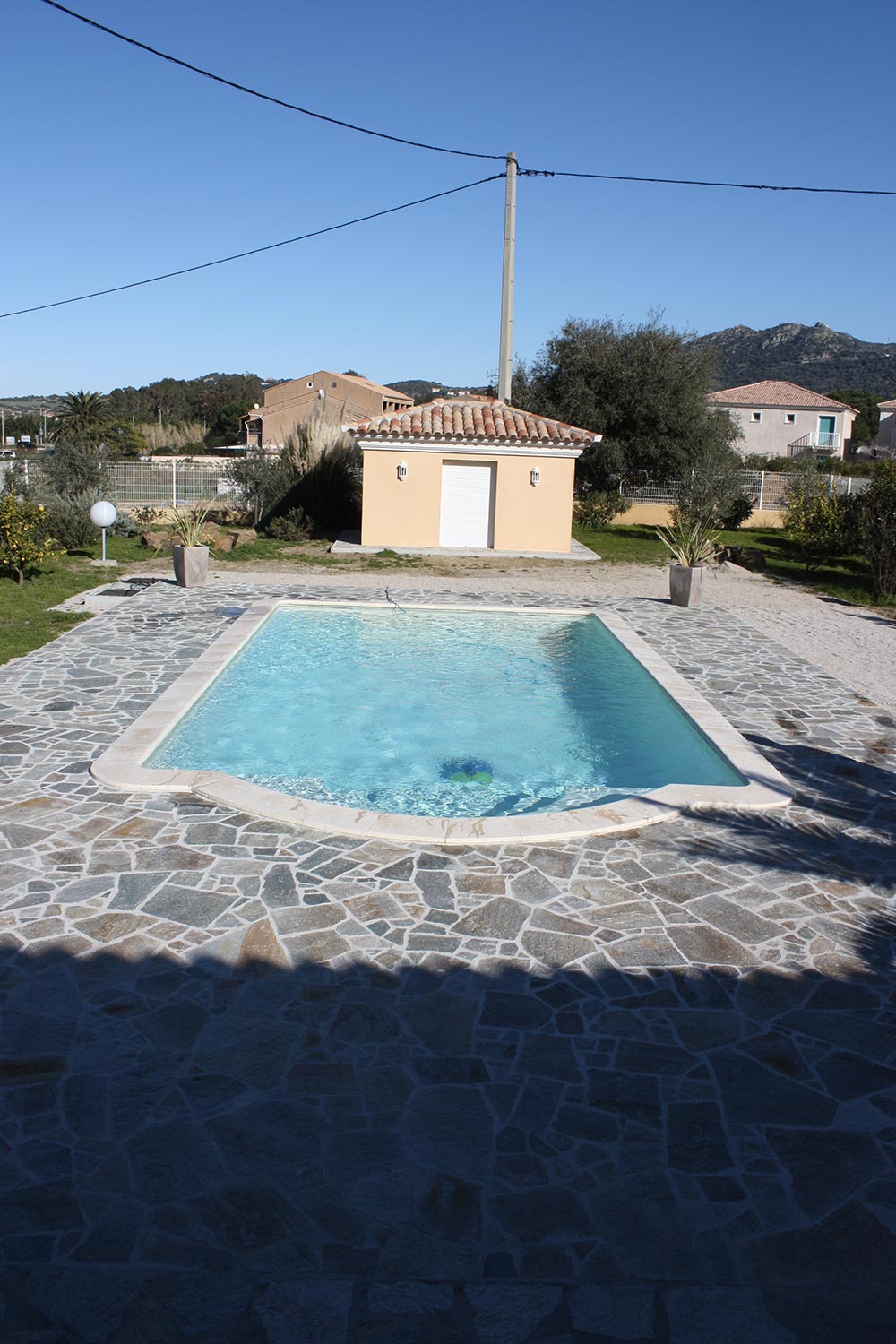 piscine coque porquerolles avec margelles ocres Label Piscines