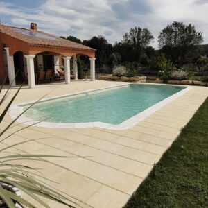 piscine coque porquerolles beige et margelles blanches Label Piscines