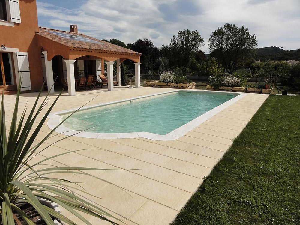 piscine coque porquerolles beige et margelles blanches Label Piscines