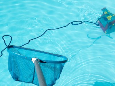 Swimming pool cleaning with Pool Skimmer and underwater cleaning robot